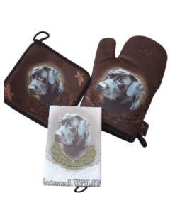Keuken set Labrador zwart, Keuken set Beagle, Keuken set Spaniël, Keuken set Teckel, Keuken set Heidewachtel, Keuken set Labrador blond, keukenhulpjes, ovenwant, pannenlap, ovenwant met print, pannenlap met print, wildzone, jacht cadeau jacht geschenk, honden cadeau, honden liefhebber, jagen, jacht, cadeau voor hem, cadeau voor haar,
