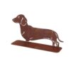 Esschert design teckel roest silhouet van een kortharige teckel met een rustieke roestafwerking, staand op een platte metalen ondergrond tegen een witte achtergrond.