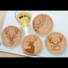 Set van vier ronde beuken houten onderzetters hert en tekst Platzhirsch van Gilde.