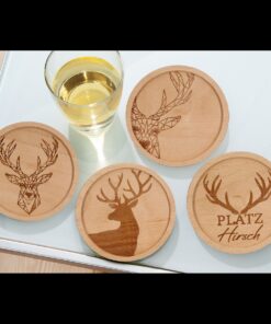 Set van vier ronde beuken houten onderzetters hert en tekst Platzhirsch van Gilde.