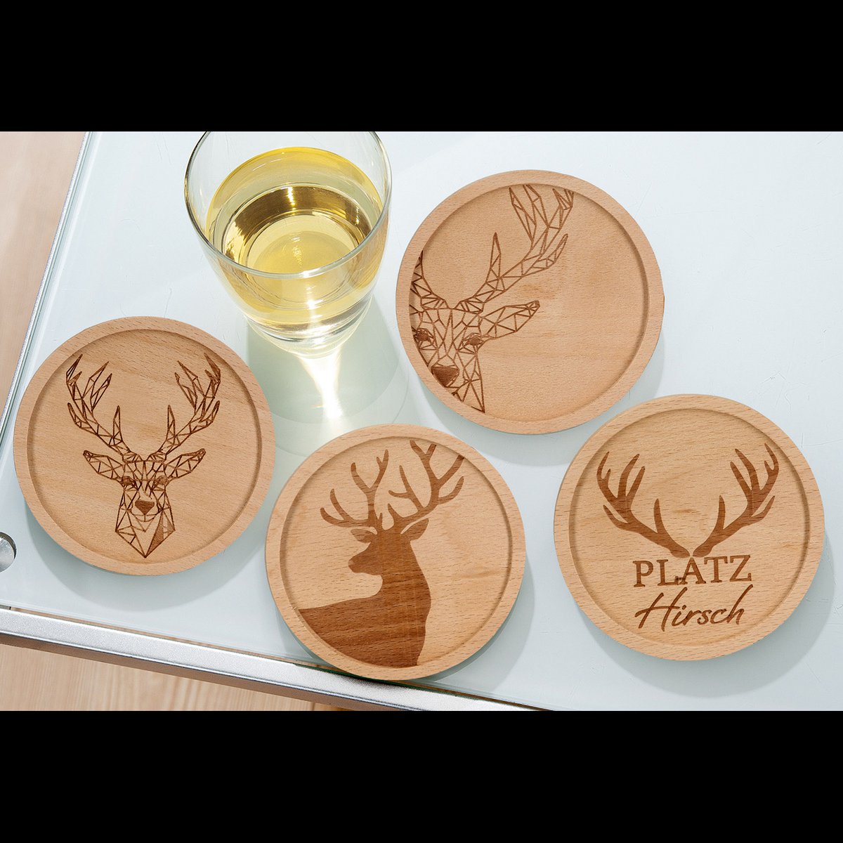 Set van vier ronde beuken houten onderzetters hert en tekst Platzhirsch van Gilde.