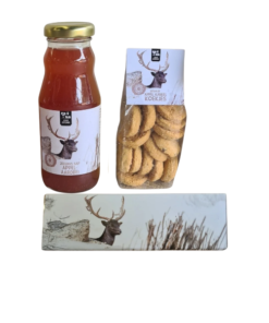 • Het complete **cadeaupakket damhert sap** met chocolade en koekjes ingepakt als cadeau bij Veertjeskadoshop