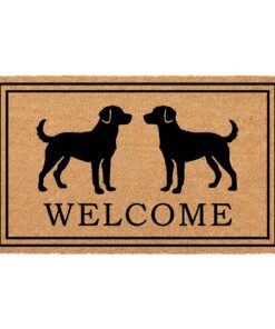 Deurmat hond van bruin kokos bij de voordeur van een landelijk huis