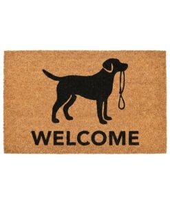 Deurmat hond van bruin kokos bij de voordeur van een landelijk huis